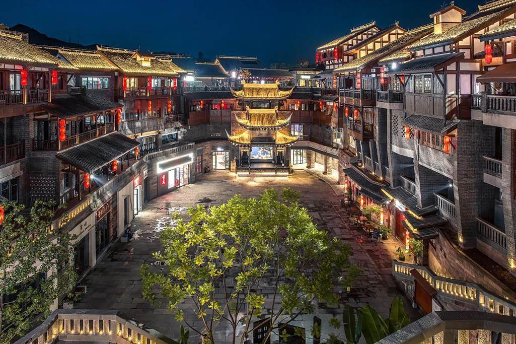 <dd><p><strong>委托单位：</strong>重庆市金融街</p><p><strong>用地面积：</strong>90000㎡</p><p><strong>建筑面积：</strong>178000㎡</p><p><strong>景观面积：</strong>70000㎡</p><p><strong>工作内容：</strong>建筑施工图</p><p><br/></p></dd>
