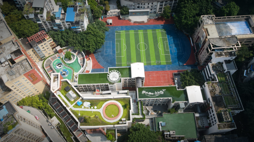 <dd><p><strong>委托业主：</strong>重庆市巴蜀小学</p><p><strong>项目位置：</strong>重庆市渝中区</p><p><strong>景观面积：</strong>3900 ㎡</p><p><strong>项目介绍：</strong>巴蜀校区土地紧张，在项目用地面积较小，地块形状不规则 , 教学功能需求较大，场地与功能矛盾突出的情况下设计创造价值，通过空间的联系和共享，传统的教学空间发生化学效应，实现空间的律动，为学生创造健康成长的乐园。</p><p><br/></p></dd>