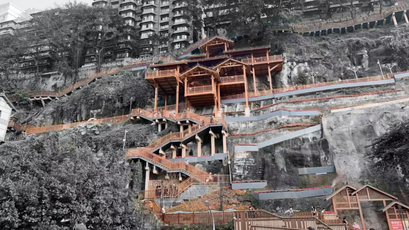 <dd><p><strong>委托业主：</strong>重庆康翔实业有限公司</p><p><strong>项目位置：</strong>重庆市渝中区</p><p><strong>建筑面积：</strong>69400 ㎡</p><p><strong>景观面积：</strong>10000 ㎡</p><p><strong>获奖情况：</strong>2021 年度优秀工程勘察设计二等奖；2022年被列入住房和城乡建设部《实施城市更新行动可复制经验做法清单(第一批)》；2023年获得住房和城乡建设部颁发的中国人居环境奖；2024年入选住房城乡建设部办公厅印发《城市更新典型案例(第一批)》</p><p><strong>项目介绍：</strong>统一规划、分步推进、“政府 + 居民”共同实施模式；重塑区域功能，连接上下交通；治理再现老城墙景观，老城墙保护与修缮；激活区域价值与活力，盘活上下商业；实现“产城景”的深度融合。考虑该场地的原始地形、土壤、气候条件等，对硬质边坡采用绿色生态修复方法。</p><p><br/></p></dd>